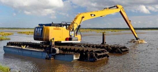 Koparka amfibia CAT Cat320D z wysięgnikiem o długim zasięgu 14 m